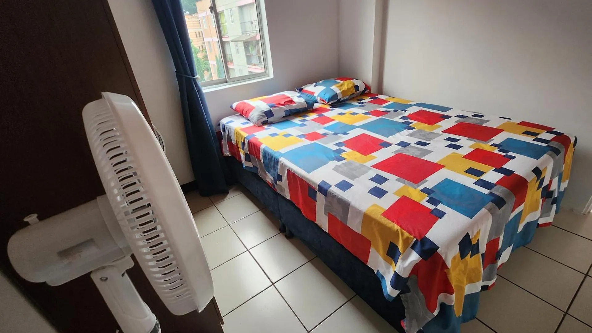 Comoda Habitacion Cerca Al Metro Medellín Privatunterkunft